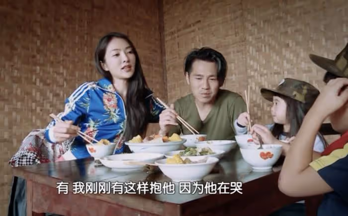 曹格曬與兒女逛街,兒子高大帥氣,12歲Grace穿弔帶露小蠻腰好辣