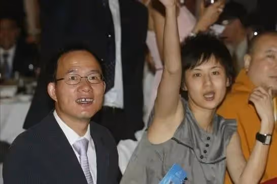 大學畢業嫁窮小子,幫老公做到千億身家,卻因不能生娃,離婚了