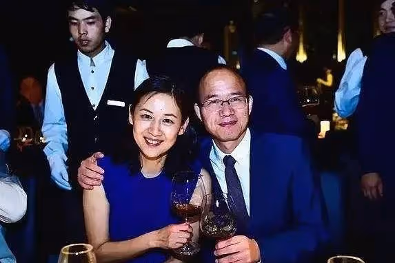 大學畢業嫁窮小子,幫老公做到千億身家,卻因不能生娃,離婚了