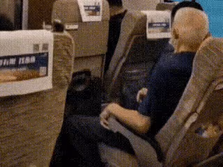 高鐵上踹人老頭背景驚人：自曝是退休幹部，退休前能讓男子坐牢