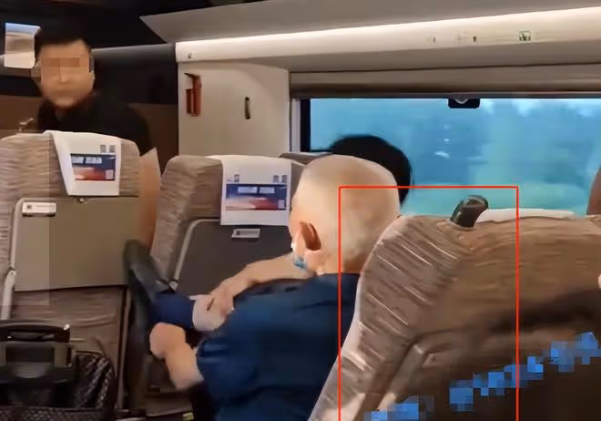 高鐵上踹人老頭背景驚人:自曝是退休幹部,退休前能讓男子坐牢