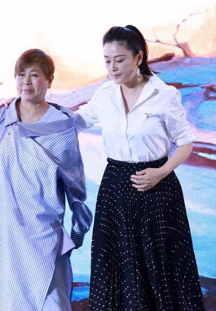 陳紅老的很優雅,穿搭溫柔還不裝美,無修圖看著也很美