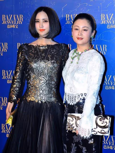 陳紅老的很優雅,穿搭溫柔還不裝美,無修圖看著也很美