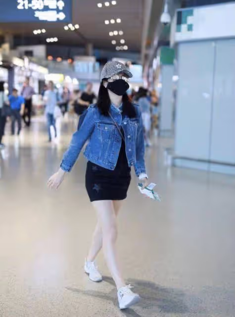 陳妍希又成功「扮美」,牛仔外套配黑色緊身裙青春靚麗,活力十足