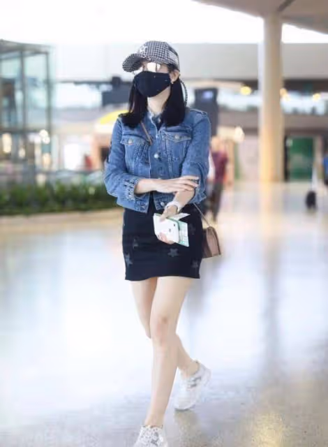 陳妍希又成功「扮美」,牛仔外套配黑色緊身裙青春靚麗,活力十足