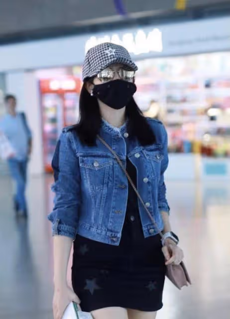 陳妍希又成功「扮美」,牛仔外套配黑色緊身裙青春靚麗,活力十足