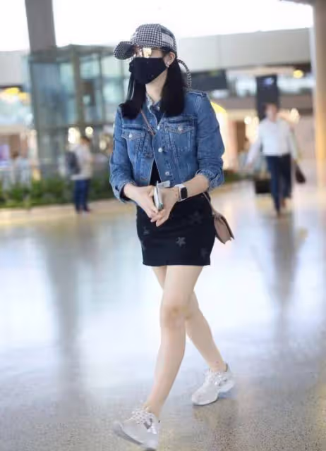 陳妍希又成功「扮美」,牛仔外套配黑色緊身裙青春靚麗,活力十足