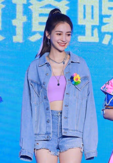 陳妍希又成功「扮美」,牛仔外套配黑色緊身裙青春靚麗,活力十足