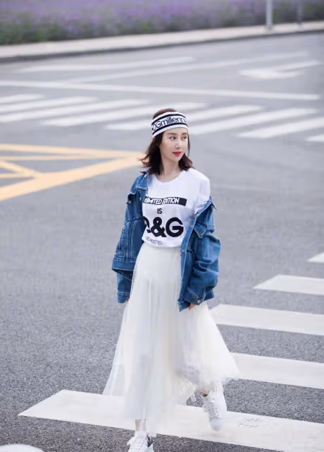 陳妍希又成功「扮美」,牛仔外套配黑色緊身裙青春靚麗,活力十足