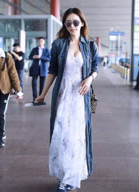 陳妍希又成功「扮美」,牛仔外套配黑色緊身裙青春靚麗,活力十足