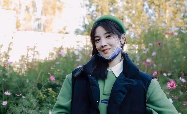 陳小紜實力演繹「人比花嬌」,穿衣看著挺美的,這少女感沒誰了