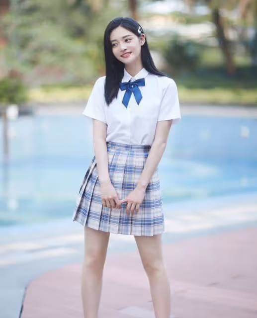 趙麗穎34歲了還這麼美！穿JK制服拍校園寫真，女生看了都心動