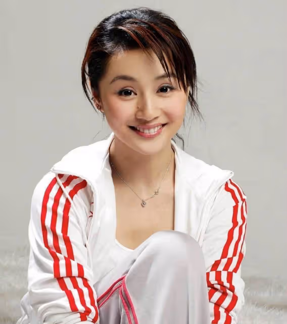 女神曹穎:美業出身,主持演戲都拿手,當紅嫁王斑,如今怎樣了