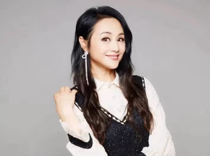 女神曹穎:美業出身,主持演戲都拿手,當紅嫁王斑,如今怎樣了