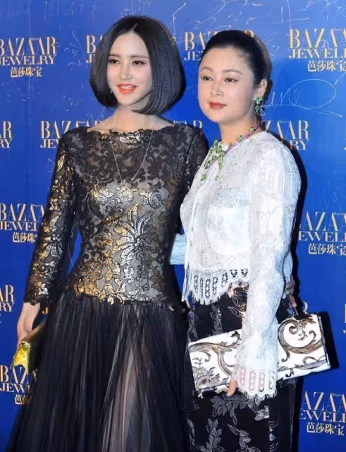 陳紅張歆藝同框顯出12歲差異,刻意扮美反倒不美,但裙裝氣質不俗