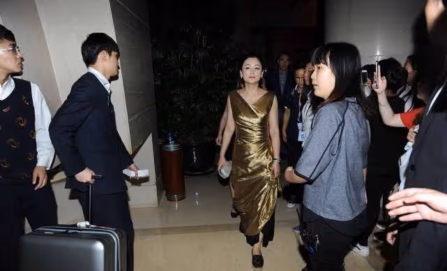 陳紅張歆藝同框顯出12歲差異，刻意扮美反倒不美，但裙裝氣質不俗