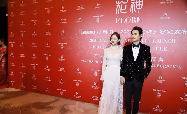 陳紅張歆藝同框顯出12歲差異，刻意扮美反倒不美，但裙裝氣質不俗