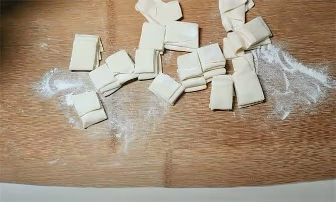 手擀麵條夏天這樣做,好吃又筋道,做法簡單,5根就能吃飽