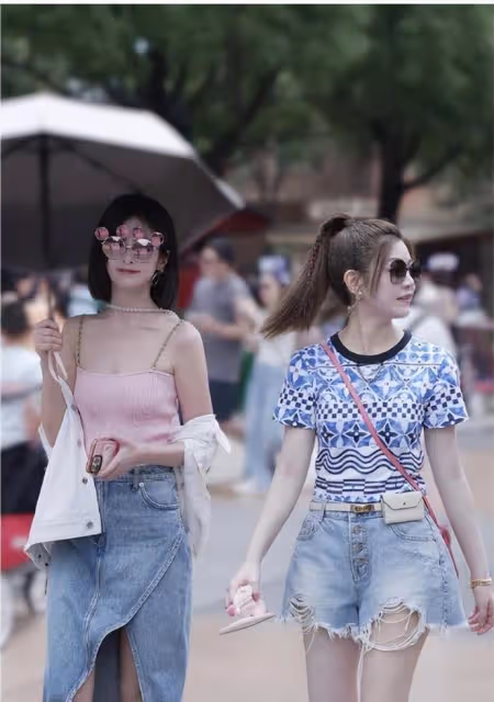 陳妍希帶兒子出遊,40歲辣媽粉嫩似少女,星星變睫毛精比爸爸還帥