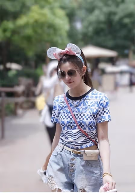陳妍希帶兒子出遊,40歲辣媽粉嫩似少女,星星變睫毛精比爸爸還帥
