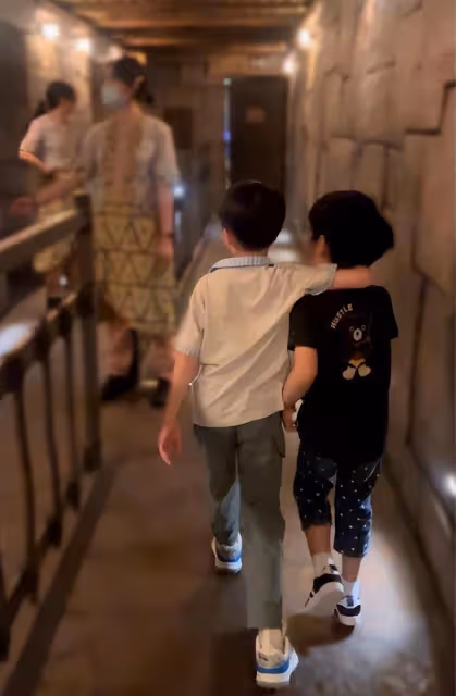 陳妍希帶兒子出遊,40歲辣媽粉嫩似少女,星星變睫毛精比爸爸還帥