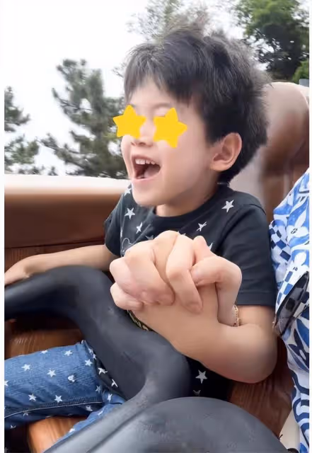 陳妍希帶兒子出遊,40歲辣媽粉嫩似少女,星星變睫毛精比爸爸還帥