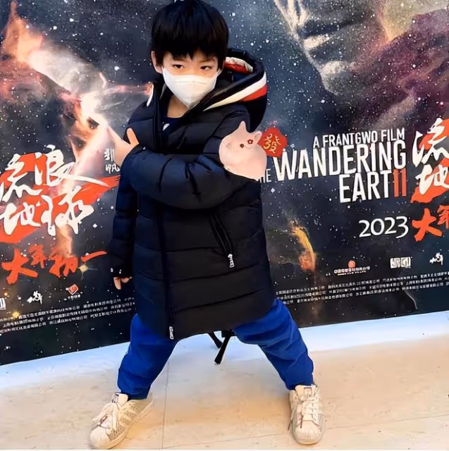 陳妍希帶兒子出遊,40歲辣媽粉嫩似少女,星星變睫毛精比爸爸還帥