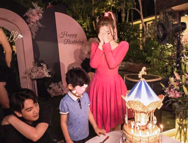 陳妍希帶兒子出遊,40歲辣媽粉嫩似少女,星星變睫毛精比爸爸還帥