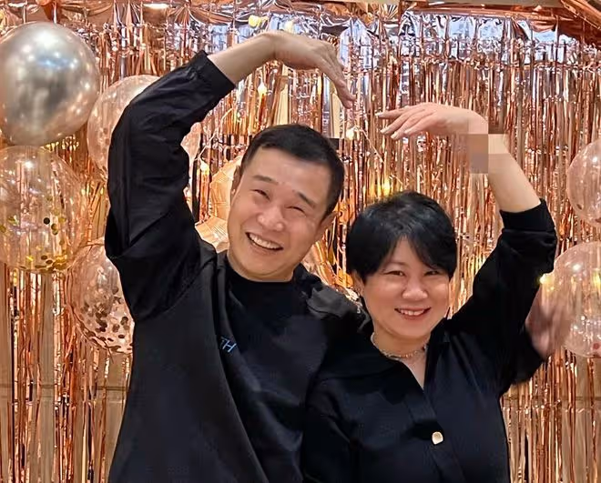 小瀋陽慶祝結婚19年,與老婆女兒上演夾臉吻,一家三口共用一張臉