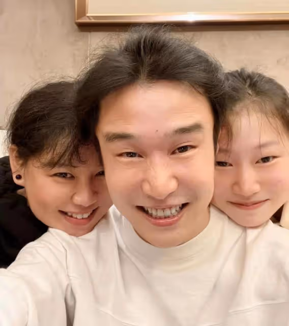 小瀋陽慶祝結婚19年,與老婆女兒上演夾臉吻,一家三口共用一張臉