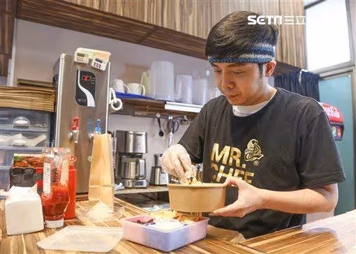 身兼多職養家!44歲男星單親養女「被目擊在飯店當櫃台員」,「本人證實已上班2個月」月薪曝光!