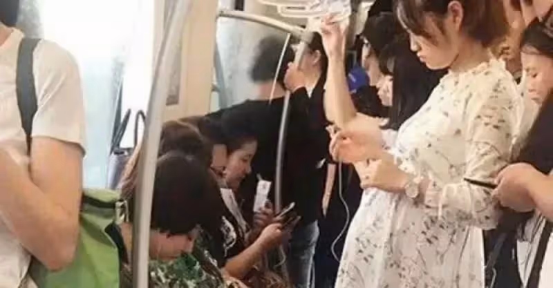 公交車上孕婦給老人讓座，自己站了一小時，卻救 了三條 命