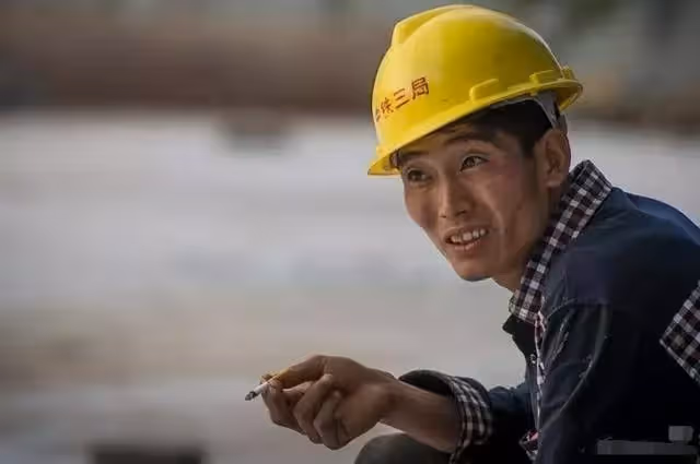 公交車上孕婦給老人讓座,自己站了一小時,卻救 了三條 命