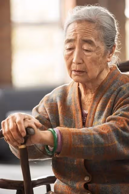 想把60萬給女兒,打幾個電話才接,謊稱加班,後來女兒後悔不已!
