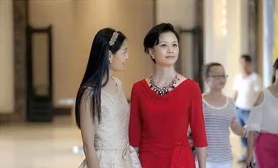 別狗眼看人低!雙方父母見面談結婚,男方父親「打包剩飯菜」被一家人嘲笑,飯店經理:您怎麼來了!