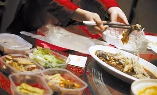 別狗眼看人低!雙方父母見面談結婚,男方父親「打包剩飯菜」被一家人嘲笑,飯店經理:您怎麼來了!