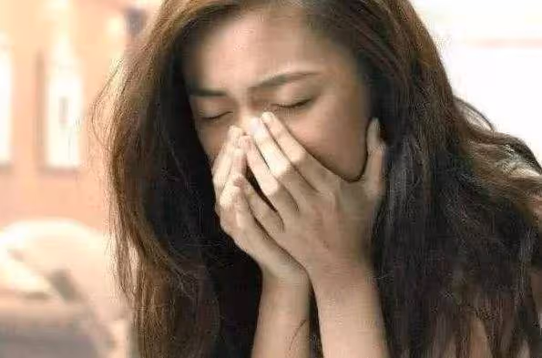 老公嫌棄我生女兒留下1張提款卡,就拋棄了我們母女,某天去銀行取錢一查餘額,我崩潰痛哭!