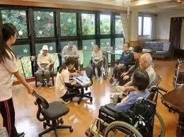 父親走了半年,妻仍跑養老院,丈夫好奇跟蹤, 結果悲劇了!