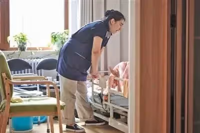 父親走了半年,妻仍跑養老院,丈夫好奇跟蹤, 結果悲劇了!