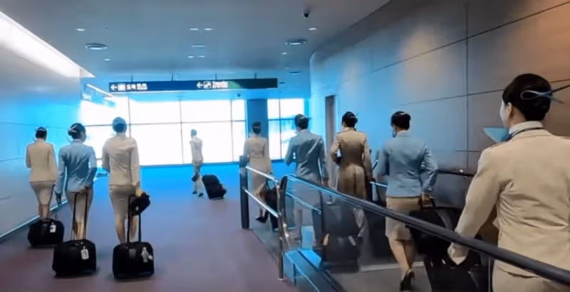父親走了半年,妻仍跑養老院,丈夫好奇跟蹤, 結果悲劇了!
