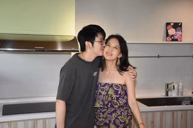 帥兒21歲了!52歲女星「曬母子同框照」被當姐弟 郁方大讚「真正的美女」凍齡秘訣曝:身材似少女