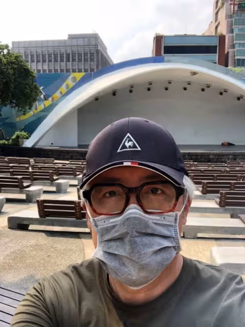 引退生活曝光!56歲歌王「戴口罩被認出」 伴妻重生「認了愛上逛市場」在攤前出糗笑翻
