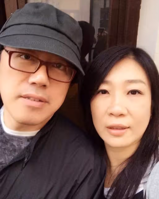 引退生活曝光!56歲歌王「戴口罩被認出」 伴妻重生「認了愛上逛市場」在攤前出糗笑翻
