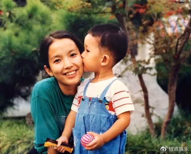 二婚嫁給張豐毅,29年不生孩子,仍被寵成寶,她到底有啥魅力?