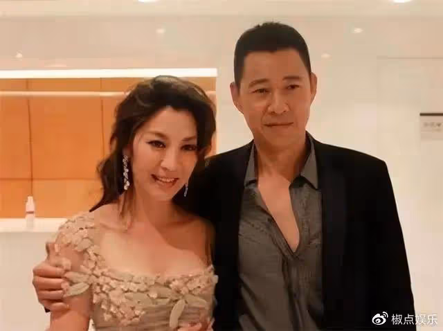 二婚嫁給張豐毅,29年不生孩子,仍被寵成寶,她到底有啥魅力?