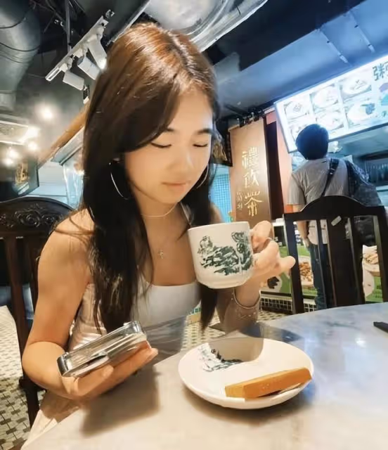 還記得《爸爸去哪兒》里的曹格女兒嗎?女大十八變,她打扮好時髦