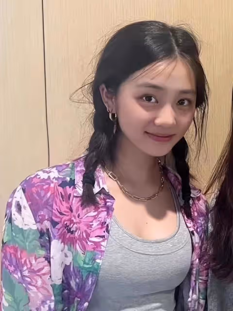 還記得《爸爸去哪兒》里的曹格女兒嗎?女大十八變,她打扮好時髦