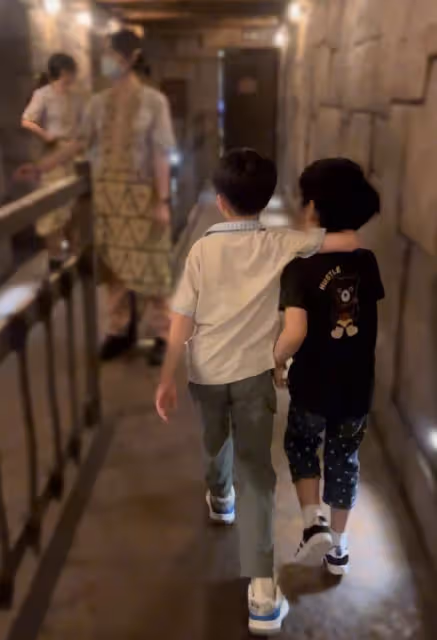 陳妍希穎兒帶娃游迪士尼,小星星睫毛又長又密,小月亮很像付辛博