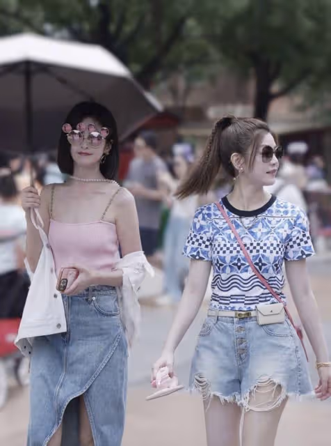 陳妍希穎兒帶娃游迪士尼,小星星睫毛又長又密,小月亮很像付辛博