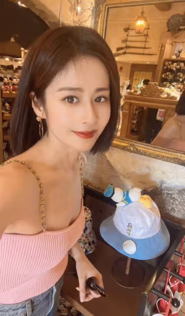 陳妍希穎兒帶娃游迪士尼,小星星睫毛又長又密,小月亮很像付辛博